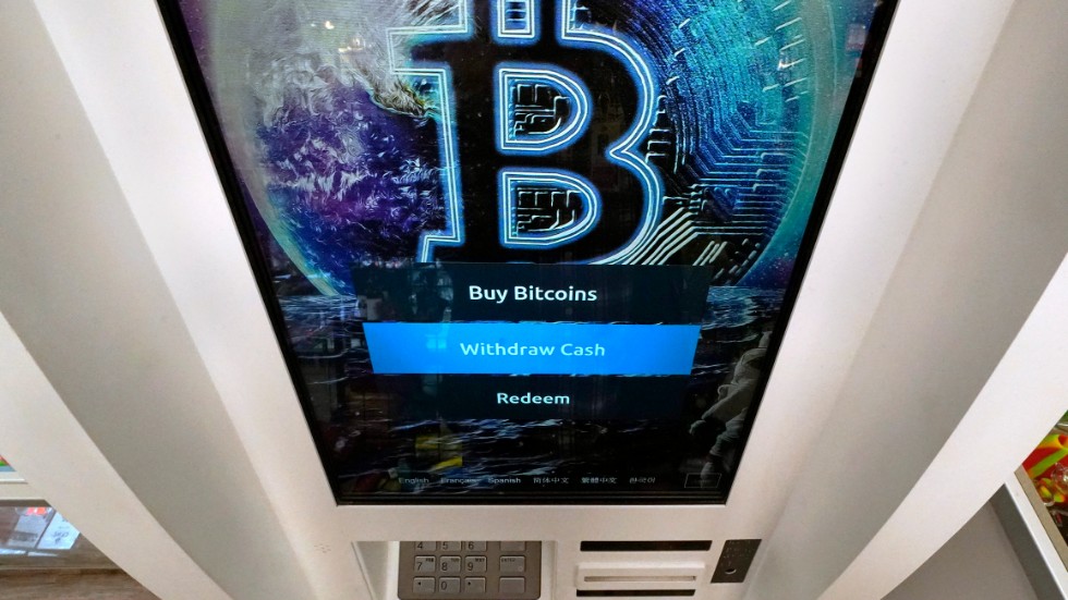 En bankomat för kryptovaluta. Bitcoin har passerat en ny rekordnivå och en bitcoin kostar över 56|000 dollar.