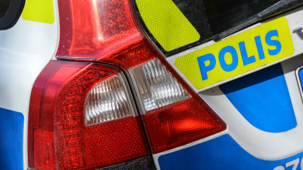 Polisen i Västervik misstänker att det kan vara samma gärningsman som är inblandad i flera inbrott i Vimmerby under natten till fredagen.