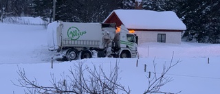 Sopbil satt fast i diket - varnar för lösa kanter