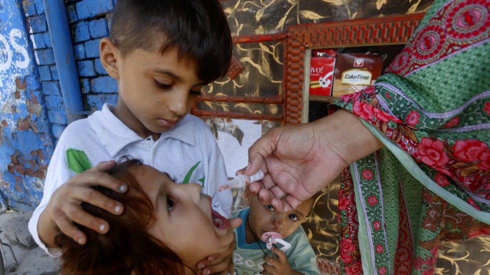 Barn vaccineras mot polio i Pakistan, där både staten och flera internationella organisationer kämpar för att utrota sjukdomen.