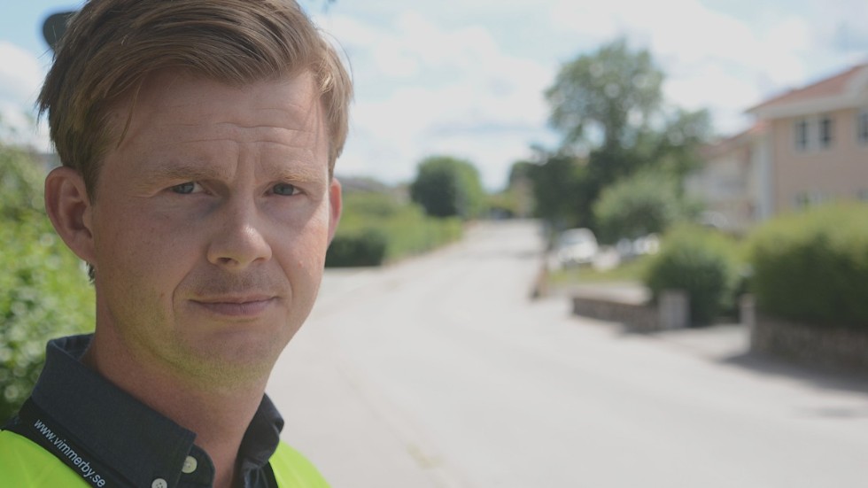 Gatuchef Tommy Dahlgren säger kommunen röjt anslutning mellan den enskilda GC-vägen och Hällebackavägen och den mer allmänna trafiksituatioonen ska ses över och att eventuella åtgärder kan ske efter det.