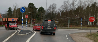 Två personbilar krockade i Hammarbykorset