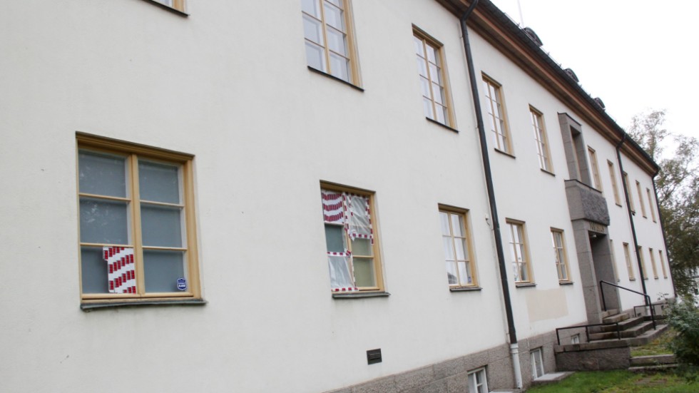 Flera fönsterrutor krossades vid helgens skadegörelse mot polisstationen i Vimmerby.