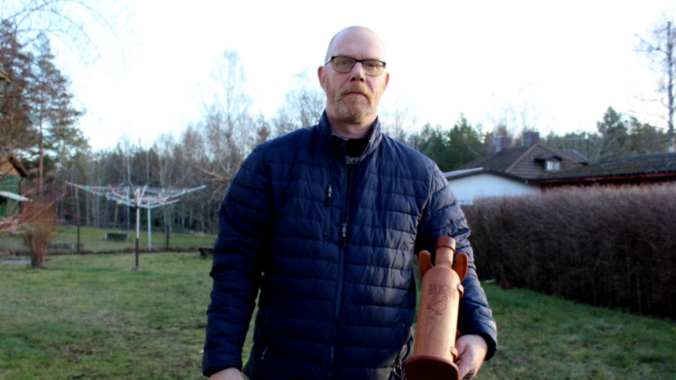 Ett öppningsbart etui i form av en whiskeyflaska - där också en riktig flaska får plats, är en idé som Gunnar Samuelsson kommit på själv. 