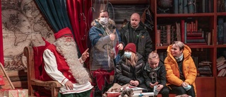 Jul bakom plexiglas i tomtens "hemstad"