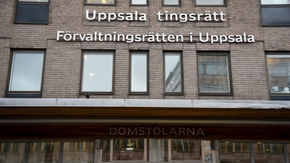 Tingsrätten i Uppsala dömde på onsdagen en 17-åring från Hultsfreds kommun för mord. Tonåringen kommer att utvisas efter avtjänat straff. Rättegången tog fem dagar i Uppsala tingsrätt.