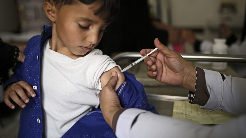 En pojke får difterivaccin i Jemen i en bild från september förra året.