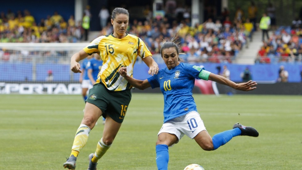 Australiens Emily Gielnik, till vänster, i en duell med Brasiliens Marta under VM i Frankrike i fjol.