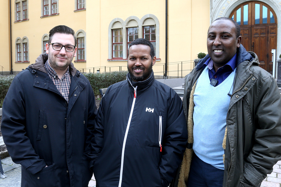 Så här såg det ut 2014 när kommunen och moskéstiftelsen enades om ett optionsavtal.
Frv Muharrem Demirok, kommunalråd (C), Abdirahman Jama Musse, ordförande i Linköpings Moskéstiftelse och Ali Haji, ordförande Islamiska förbundet, Linköping .  