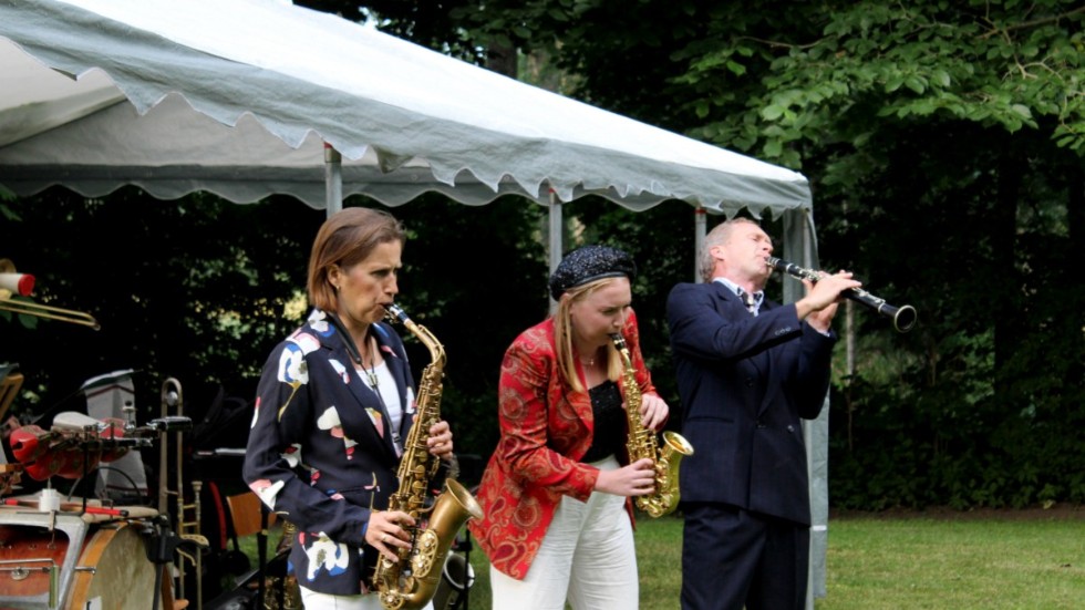 Publiken fick njuta av flera riviga solon. Här är det (från vänster) Gerd, Nanna och Max Carling som spelar. 