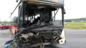 Buss och lastbil i kraftig kollision