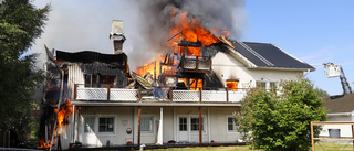 Dramatiskt när äldre hus totalförstördes i brand