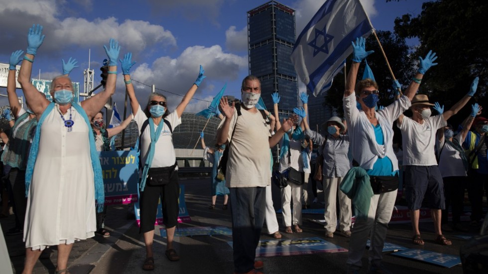 Människor blockerar en väg under en demonstration i Tel Aviv den 18 juni mot Israels planer på att annektera Jordandalen.