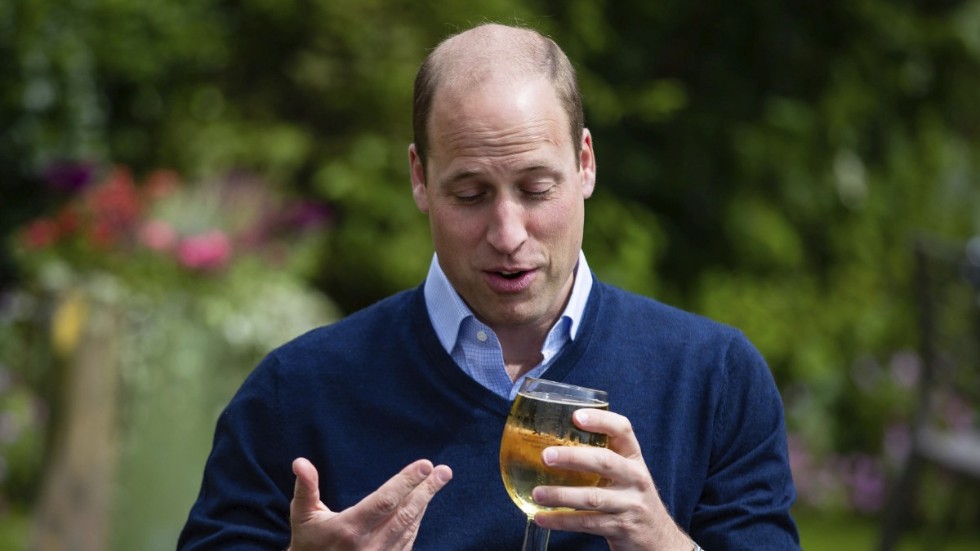 Prins William fick tjuvstarta puböppningen med en cider, när han i fredags besökte The Rose and Crown i Snettisham på Englands ostkust.