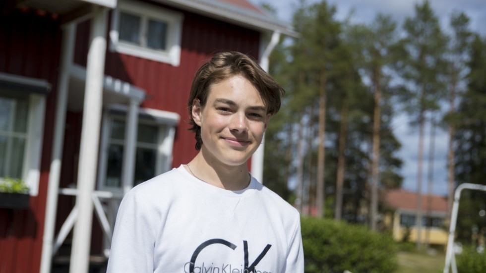 17-årige Isak Lundblom som bor i Töre och Kalix använder en del av sommarlovet till att arbeta med sitt nystartade företag. 
