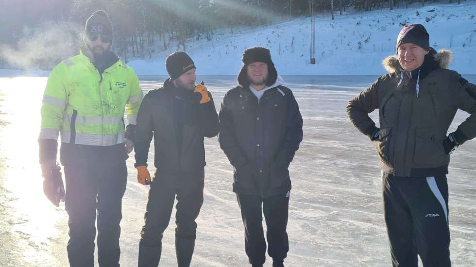 Ett idogt arbete. Under helgen har ideella krafter, där ibland Anton Staf, Ted Nilsson, Fredrik Isaksson och Mikael Johansson, spolat upp is vid sporthallen i Silverdalen. På måndagen kunde man öppna.