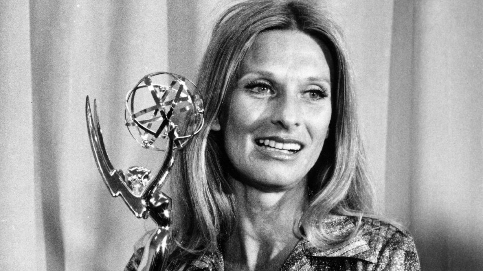 Cloris Leachman 1975 med en av sina sammanlagt nio Emmys.