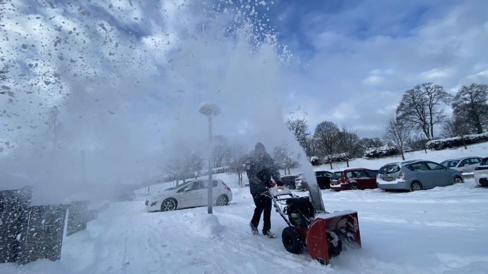 Roger Löfqvist plockade fram snöslungan och röjde parkeringen åt lunchgäster på Sibylla i Vimmerby.
