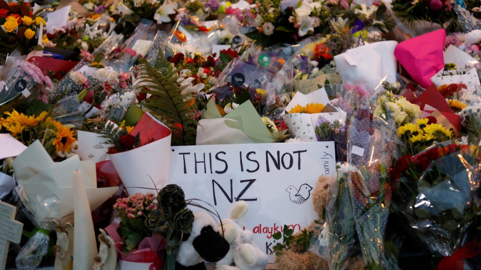 Blommor vid en minnesplats för terrordådet i Christchurch i Nya Zeeland 2019, då 51 människor mördades av en terrorist som kallade sig själv för ekofascist. Arkivbild.