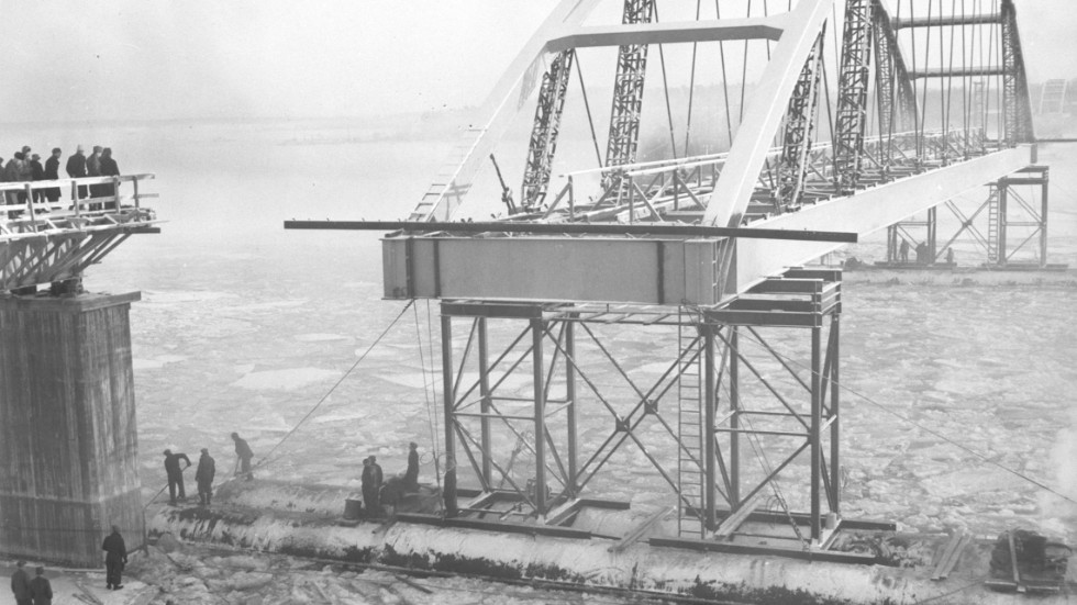 Det var många personer på plats för att beskåda när det första brovalvet kopplades intill brofästet. Som mest var 150 personer i arbete under bygget av Bergnäsbron som pågick åren 1950-1954.