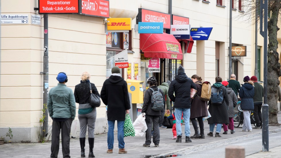 Lång kö för att hämta ut paket utanför en tobaksaffär i december. Arkivbild.