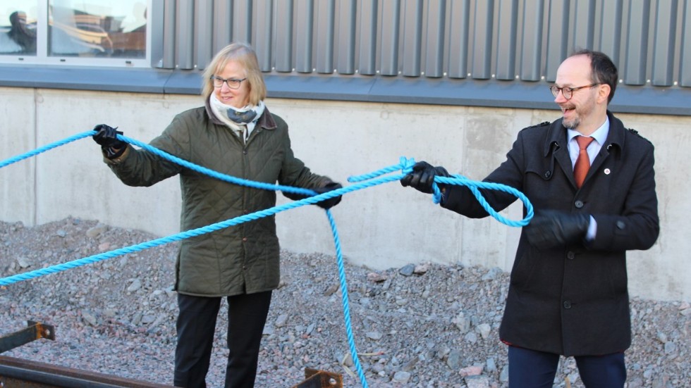 Trafikverkets generaldirektör Lena Erixon och infrastrukturminister Tomas Eneroth förevigades 2017 då Kardonbanan - nyss invigd - började byggas i Norrköping. 