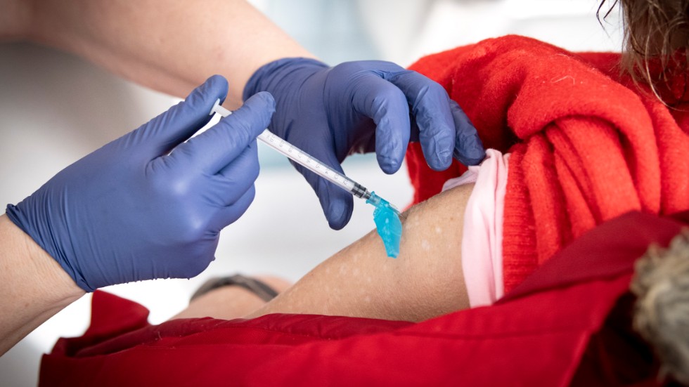 En spruta med Pfizer ges till en person på en av landets många vaccinationscentraler.
