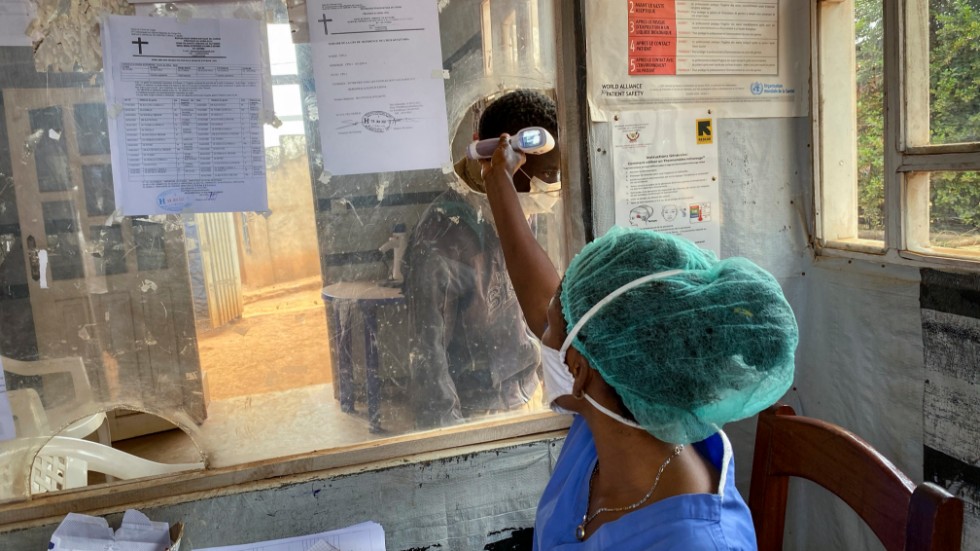 En man får sin temperatur kontrollerad på Matanda-sjukhuset i Butembo i östra Kongo-Kinshasa. Bild från i februari i år.