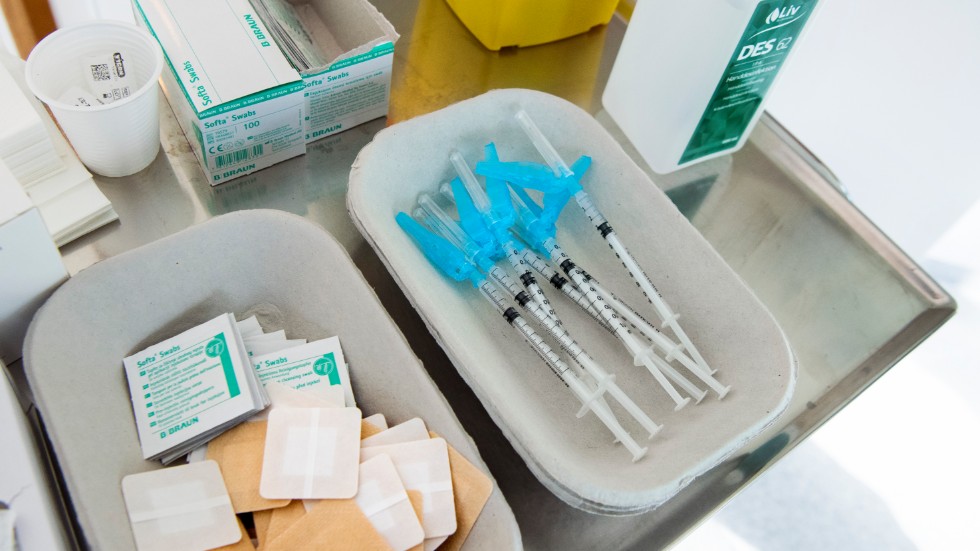 Vaccineringen fortgår - men det är svårt att boka tid för testning i Östergötland, vittnar flera personer om.