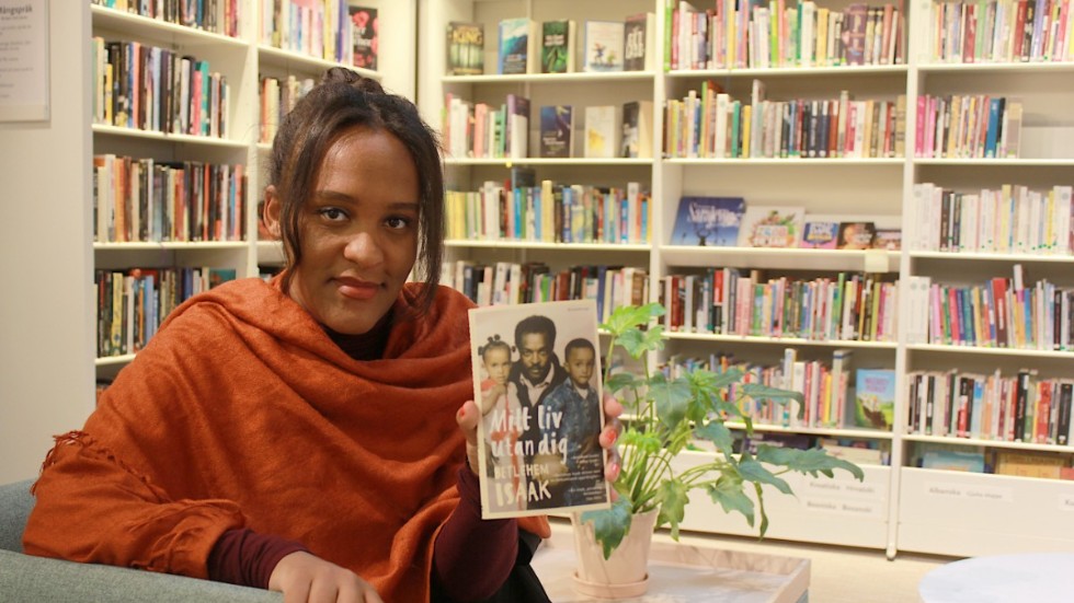 Betlehem Isaak debuterade med boken "Mitt liv utan dig" förra året. Hon hoppas folk ska ta till sig och kanske känna igen sig i det hon skriver om, bland annat utanförskap och ensamhet. "Och känna tröst i det", säger hon vid sitt besök i Hultsfred. 