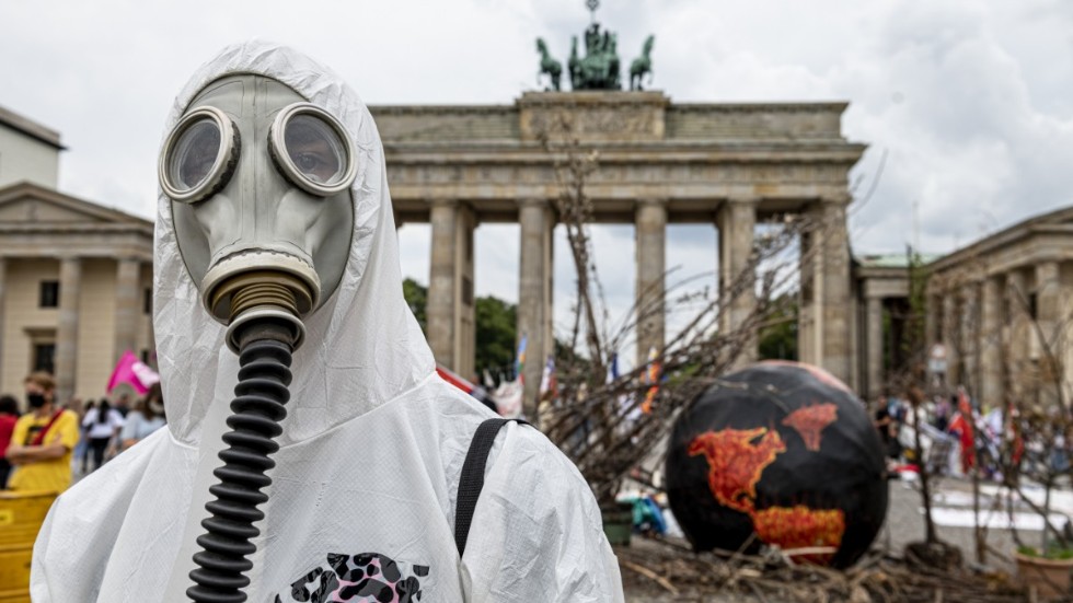 En aktivist demonstrerar i Berlin för att uppmärksamma dagen då jordens resurser tog slut. Arkivfoto