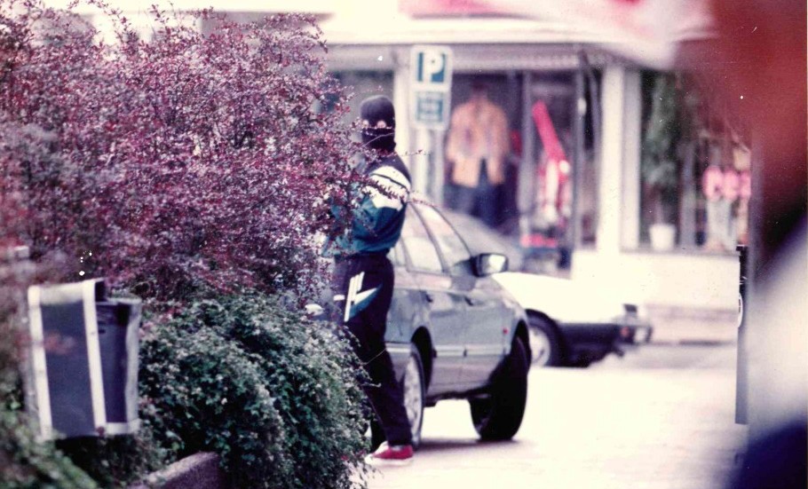 Idagarna var det 25 år sedan Sparbanken rånades. Olof Carlsons fotografi på rånaren som håller vakt utanför banken finns fortfarande kvar på redaktionen.