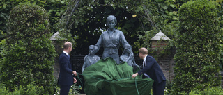 Prinsbröder avtäckte staty av prinsessan Diana