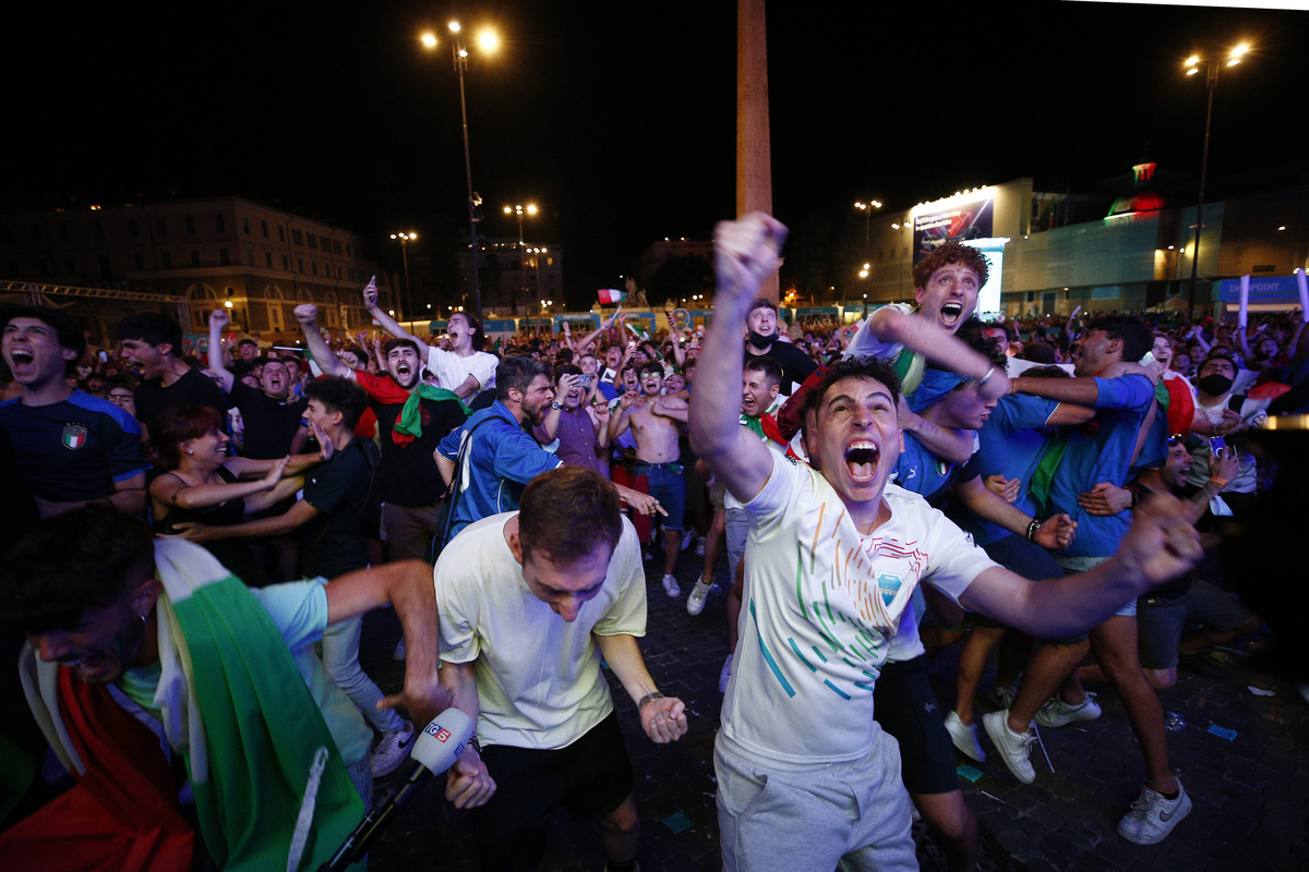1 000 italienska supportrar flygs till finalen