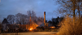 Dramatisk storbrand utanför Enköping – lagerbyggnad vid banvallen totalförstörd