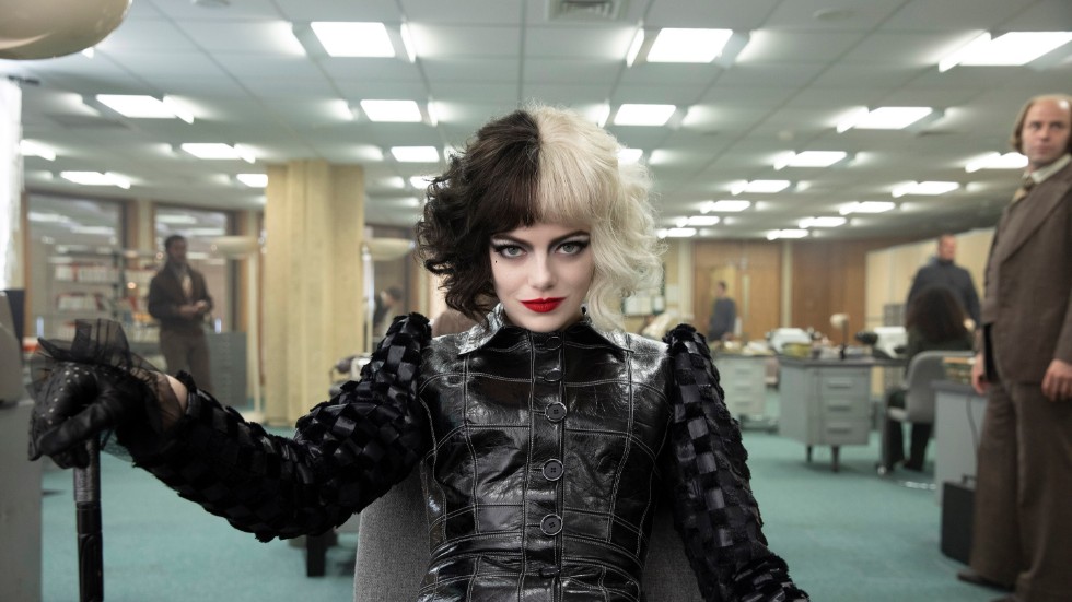 Hajpade "Cruella" är historien om hur den aspirerande modedesignern Estella (Emma Stone) förvandlas till skurken Cruella de Vil.