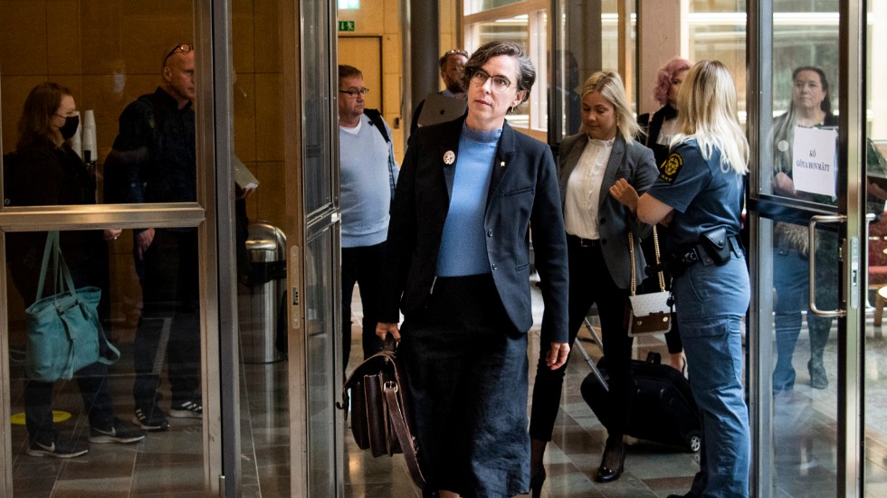 Kammaråklagare Helene Gestrin anländer till hovrättsförhandlingarna i Linköpings tingsrätt.