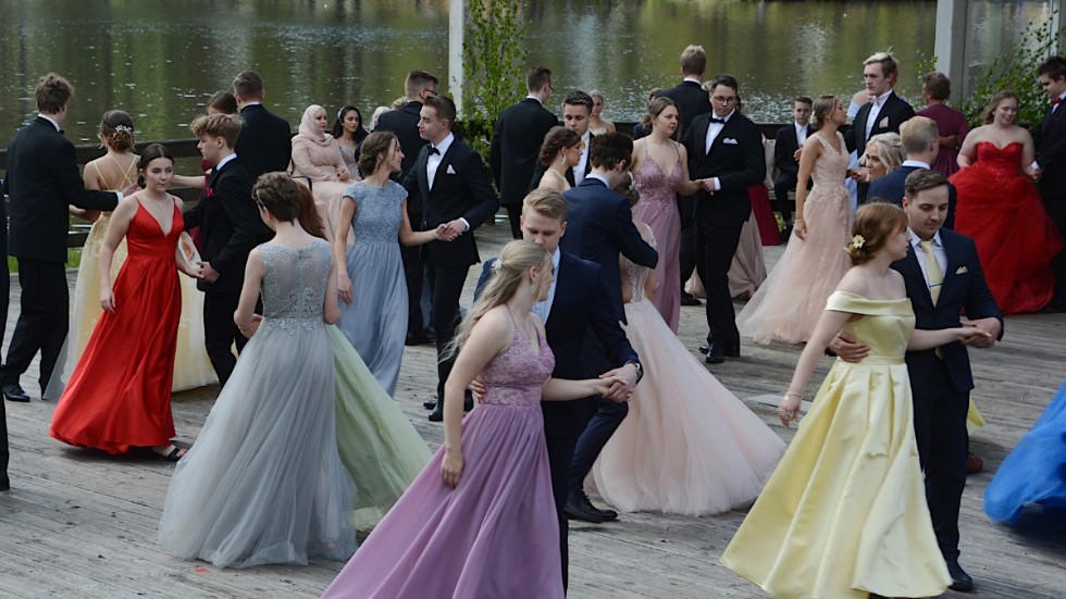 Förra årets studentbal genomfördes i Storebroparken, på grund av coronarestriktionerna. I år dansar eleverna i Vimmerby ishall. Precis som vanligt.