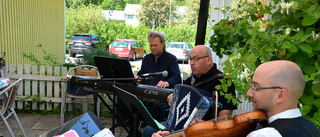 Boende på Åldersro bjöds på musik från verandan