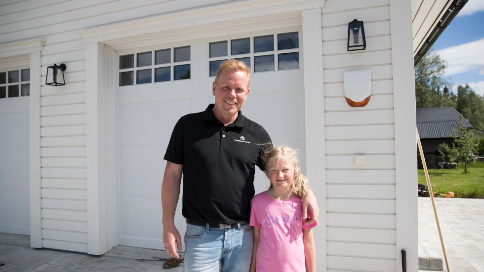 Johan Ekström och sjuåriga dottern Alicia Ekström Morin tar incidenten med ett leende. De hoppas att spelarnas träffsäkerhet ökar när säsongen har kommit igång. 