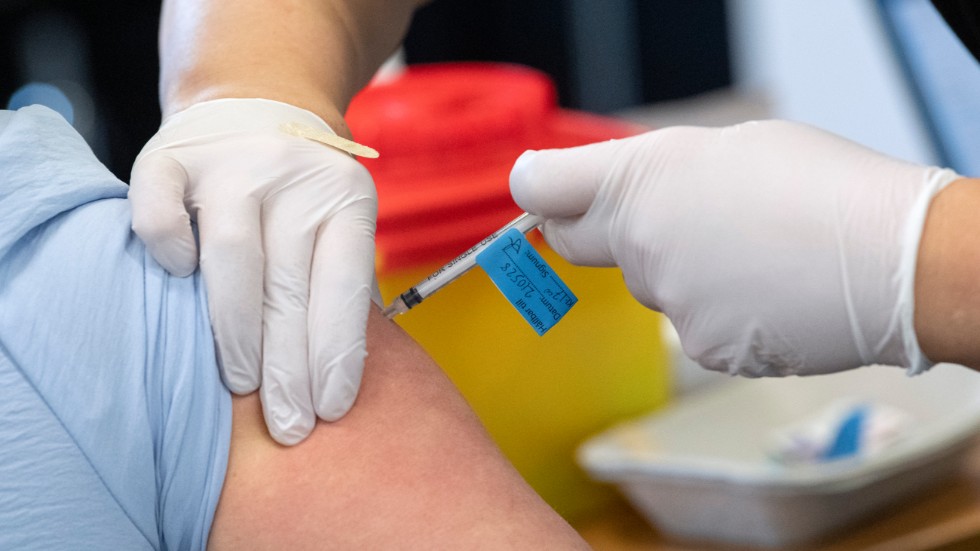 Nu har 77,3 procent av den vuxna befolkningen i Sverige fått minst en vaccindos mot covid-19. Arkivbild.