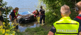 Bil sjönk vid upptagning av båt: "Hela ekipaget rullade ned i Motala Ström"