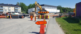 Grävarbetena i Gamleby försenade – då öppnar Västerviksvägen för trafik • Brand uppstod vid macken