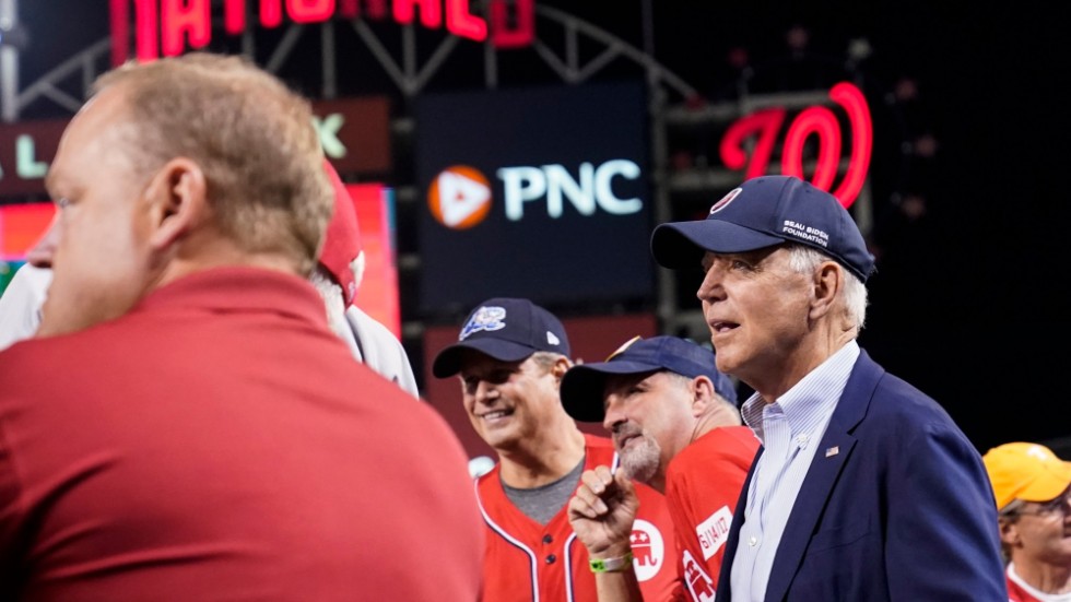 President Joe Biden vid den årliga traditionella basebollmatchen mellan kongressens republikaner och demokrater. Matchen ägde rum på onsdagen och Biden rapporteras ha haft långa samtal med flera kongressledamöter där, bland annat om sina infrastrukturreformer.