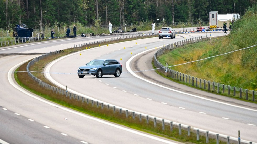 Polisens kriminaltekniker arbetar på måndagseftermiddagen vid olycksplatsen på E4 vid Markaryd.