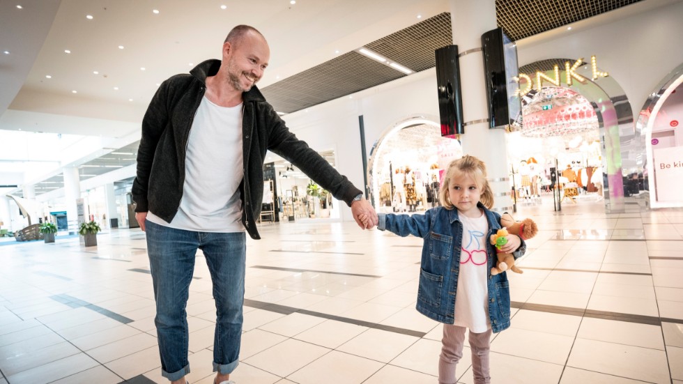 Søren Finseth med dottern Ofelia, fyra år, på varuhuset Field's i Örestad utanför Köpenhamn.