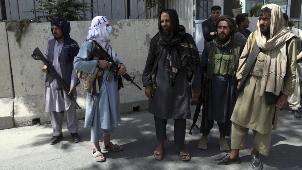Politiker förvånas och förfasas över utvecklingen i Afghanistan, detta tyder på en stor historielöshet, skriver signaturen "Insider" Bilden är från Kabul. Talibanska soldater utanför ministeriet den 16/8.