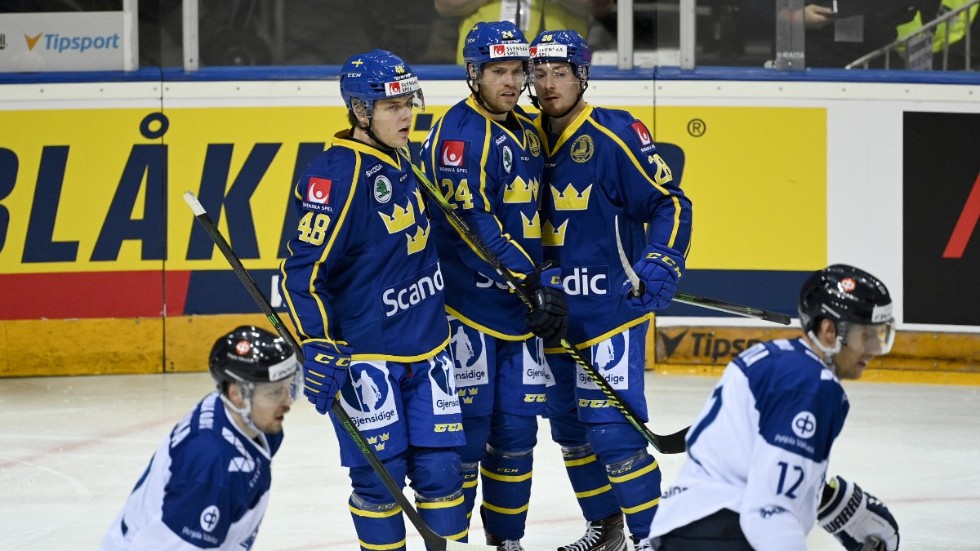 Jesper Frödén, höger, jublar tillsammans med sina kedjekamrater efter att ha gjort Sveriges första mål i segern mot Finland.