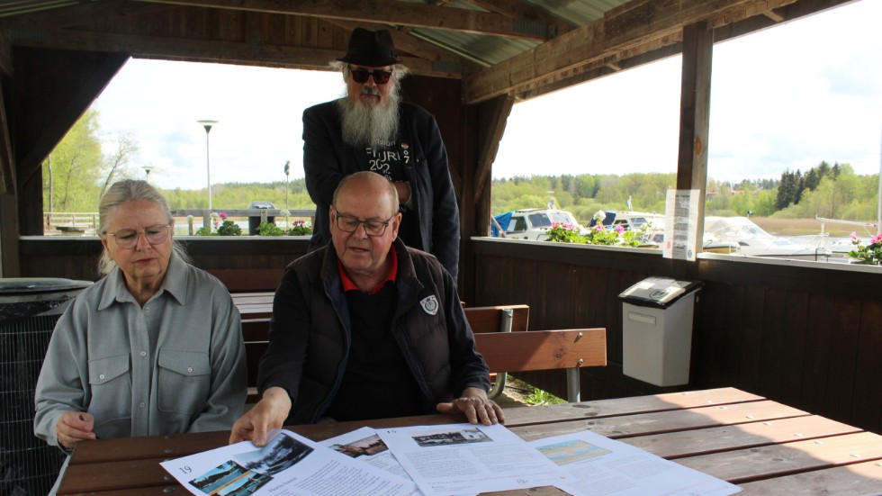 På ett 20-tal affischer i A3-format presenteras Horns historia i den vandring som Södra Kinda bygdegille ligger bakom. Här styrelsemedlemmarna Ing-Mari Hjelte, Jerker Carlsson och Rune Jonsson.
