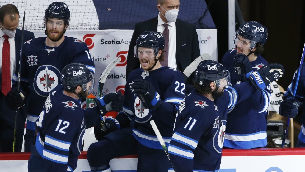 Winnipegspelarna jublar efter lagets sista mål i matchen – och grundserien.